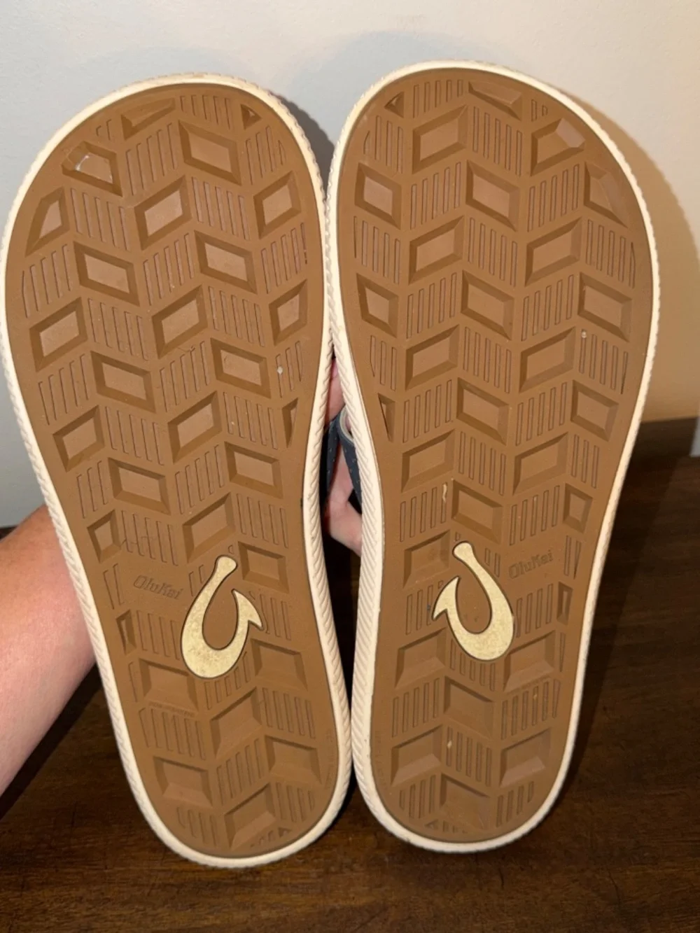 OluKai Ulele Men's Beach Sandals Size 12 Navy White